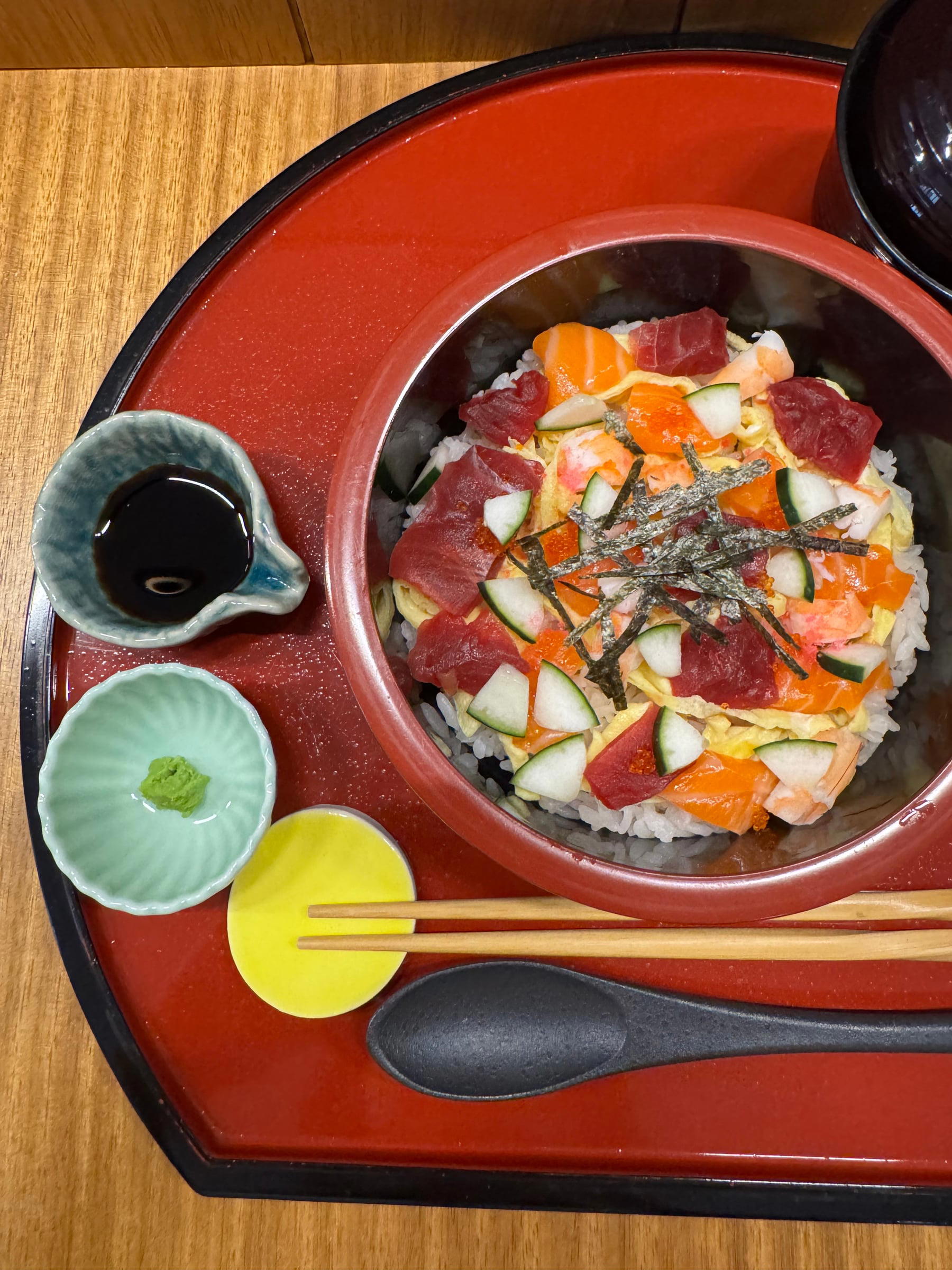 Chirashi sushi at IKI