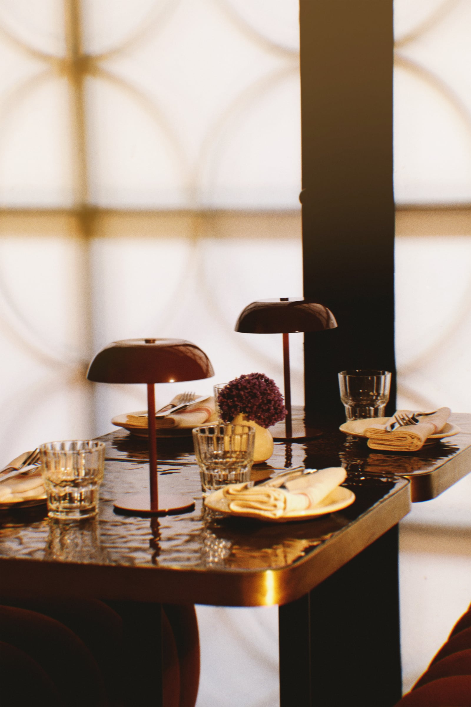 Cordless lamps on the front tables